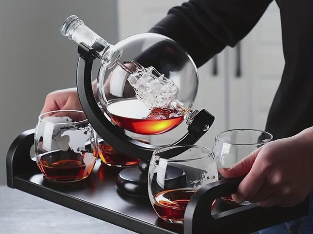 Set Decantor Globe 900ML cu Carafă Fără Plumb, Stand din Lemn și 2 Pahare – Cadou de Lux pentru Whiskey