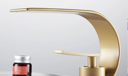 Baterie Lavoar Modernă – Mixer Apă Caldă și Rece, Flux Cascadă, Design Negru/Alb