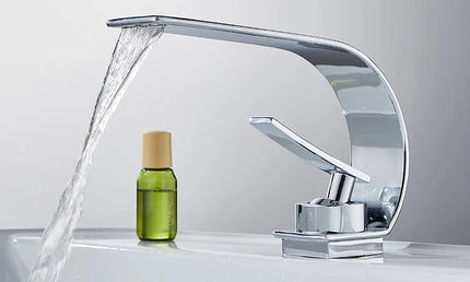 Baterie Lavoar Modernă – Mixer Apă Caldă și Rece, Flux Cascadă, Design Negru/Alb