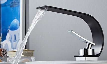 Baterie Lavoar Modernă – Mixer Apă Caldă și Rece, Flux Cascadă, Design Negru/Alb