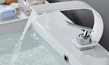 Baterie Lavoar Modernă – Mixer Apă Caldă și Rece, Flux Cascadă, Design Negru/Alb