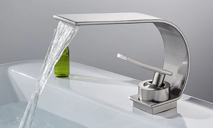 Baterie Lavoar Modernă – Mixer Apă Caldă și Rece, Flux Cascadă, Design Negru/Alb