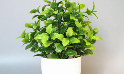 Plantă artificială în ghiveci
