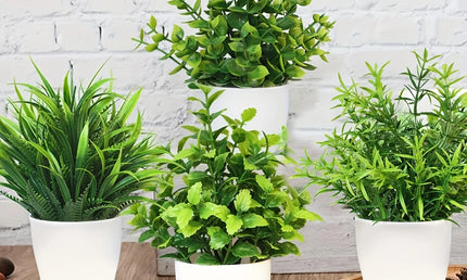Plantă artificială în ghiveci