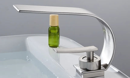 Baterie Lavoar Modernă – Mixer Apă Caldă și Rece, Flux Cascadă, Design Negru/Alb