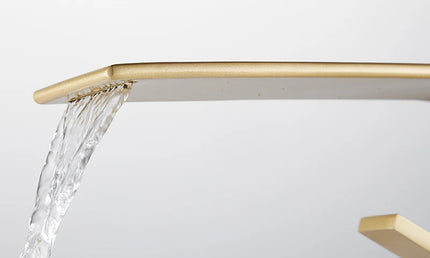 Baterie Lavoar Modernă – Mixer Apă Caldă și Rece, Flux Cascadă, Design Negru/Alb
