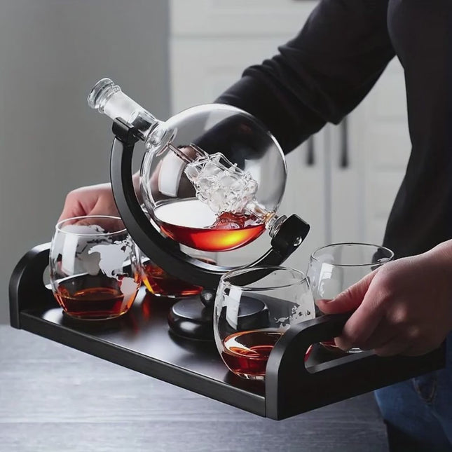 Set Decantor Globe 900ML cu Carafă Fără Plumb, Stand din Lemn și 2 Pahare – Cadou de Lux pentru Whiskey